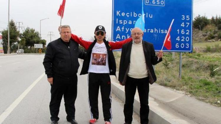 Doğu Türkistandaki şiddeti protesto için yürüyor