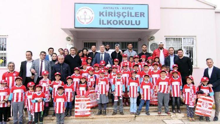 Antalyasporlu futbolcular okul ziyaretinde