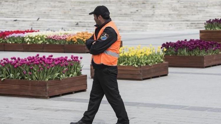 Taksim Meydanına getirilen lalelere yoğun güvenlik önlemi