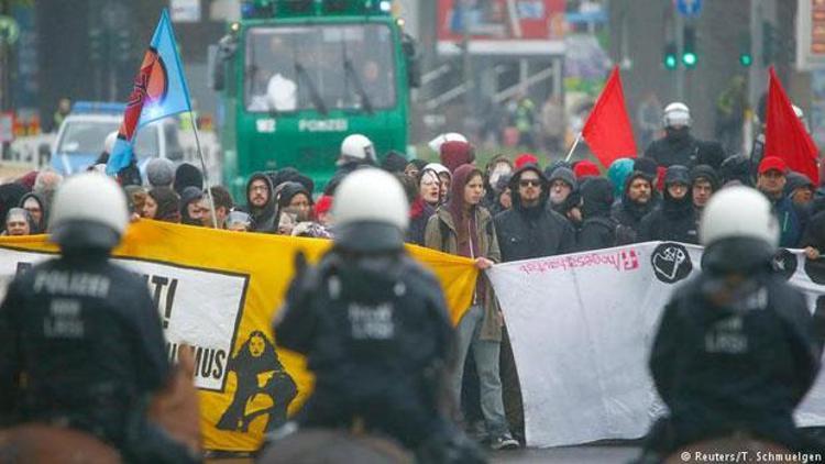 Köln’de sağ popülistler protesto ediliyor