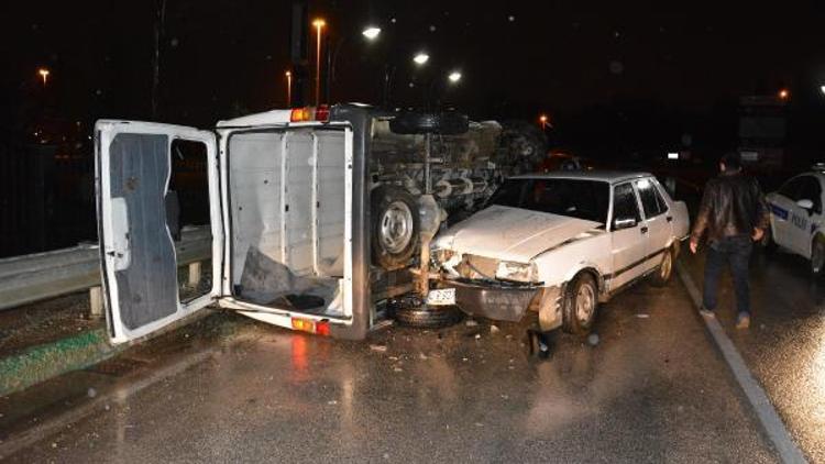 Bursada yeni aldığı araçla kaza yaptı, oğlu araçtaki paralarını aradı