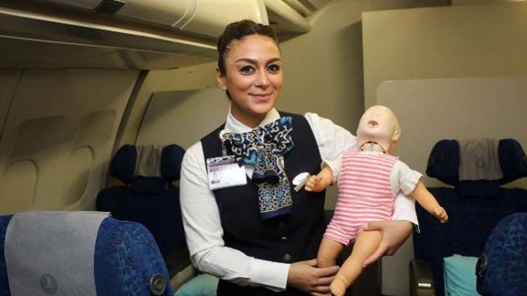 Aldığı eğitim sayesinde uçakta boğulma tehlikesi olan bebeği kurtardı