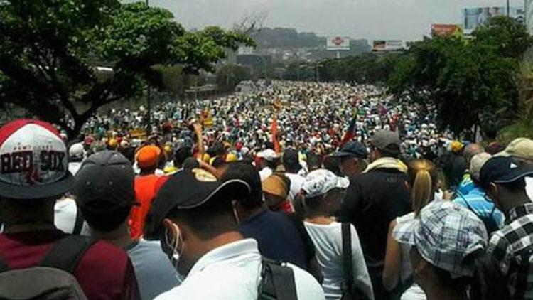 3 haftada 20 kişinin öldüğü Venezuelada sessiz anma