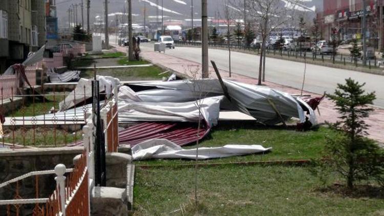 Erzurumda fırtına çatıları uçurdu