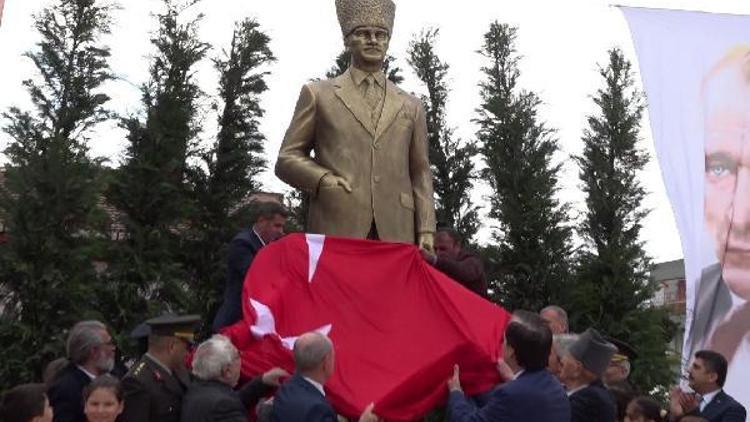 Büyükçekmecede 5.5 metre yüksekliğinde Atatürk anıtı açıldı