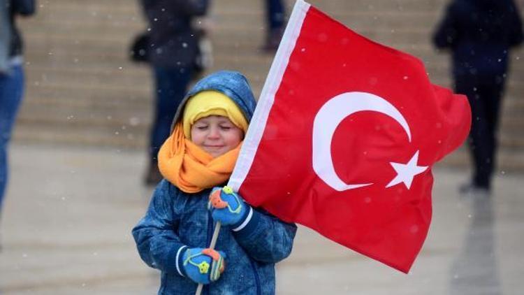 Soğuk ve karlı havaya rağmen Anıtkabirde 23 Nisan coşkusu