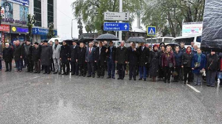 Çelenk koyarken düşen Milli Eğitim Müdürü hastanelik oldu