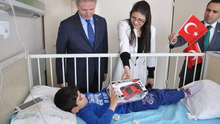 Vali Gülden hastanedeki çocuklara 23 Nisan ziyareti
