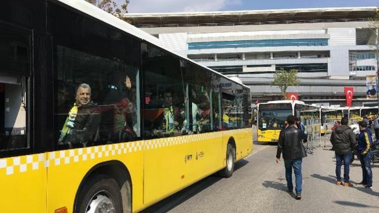 Fenerbahçeli taraftarlar otobüslerle TT Arenaya hareket etti başlıklı haberin fotoğrafları
