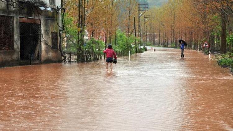 Bartında taşan dereler nedeniyle yolllar kapandı