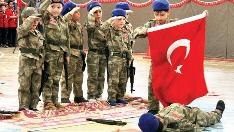 ‘15 Temmuz’  ve ‘Kınalı  Kuzular’  gösterisi: Anasınıfından ölümlü oyun