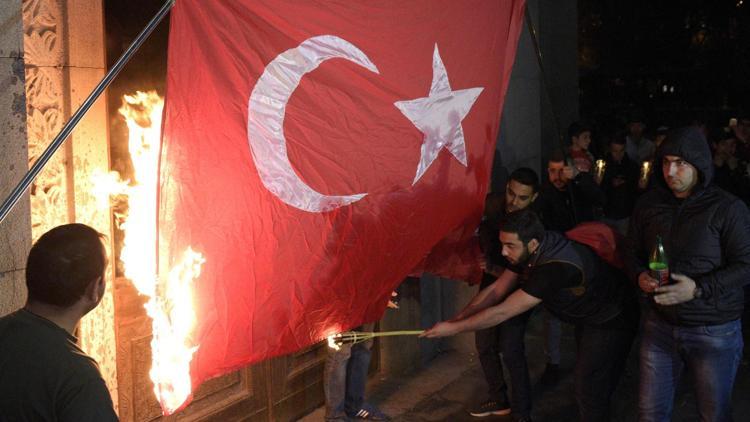 Erivan’da şoke eden görüntü... Türk bayrağını yaktılar
