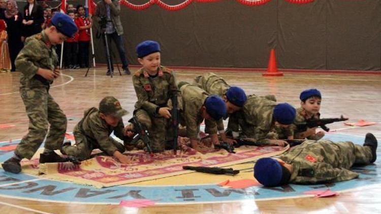 Anasınıfı öğrencilerinin şehitli gösterisine inceleme