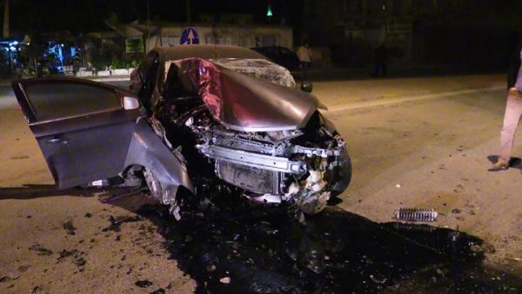 Otomobil elektrik direğine çarptı: 1 ölü, 1 yaralı