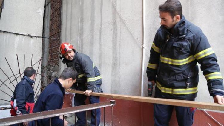 Mahsur kediyi kurtaramayınca tırmanması için kalas bıraktılar