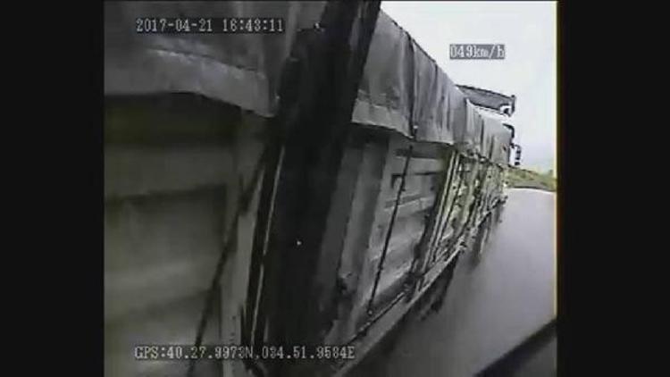 Halk otobüsü ile TIRın çarpıştığı kaza anı kamerada