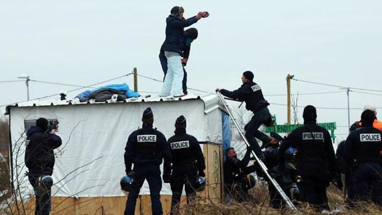 Calais’te sığınmacılar kavga etti: 11 yaralı