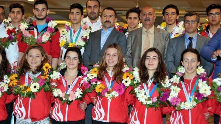 Türkiyeye madalya kazandıran dünya şampiyonu yüzücüler ülkeye döndü