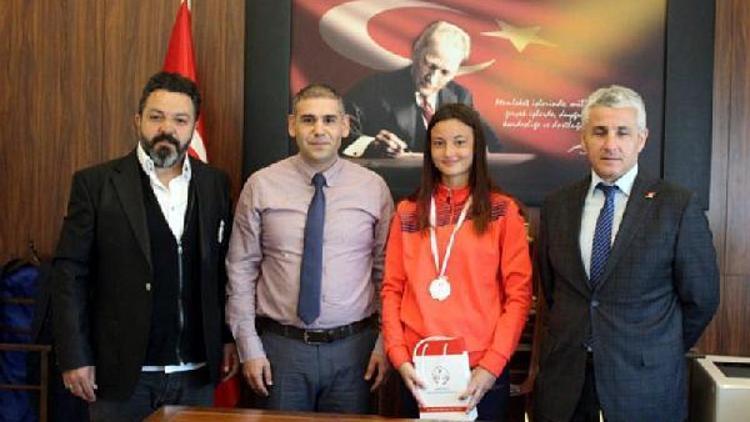 Türkiye ikincisi Sinem Yalap, Milli Eğitim Müdürü Aşım’ı ziyaret etti