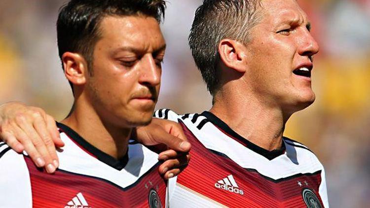 Özil, milli marşı söylesin baskısı