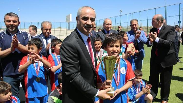İlkokullararası futbol turnuvasını İnönü İlkokulu kazandı
