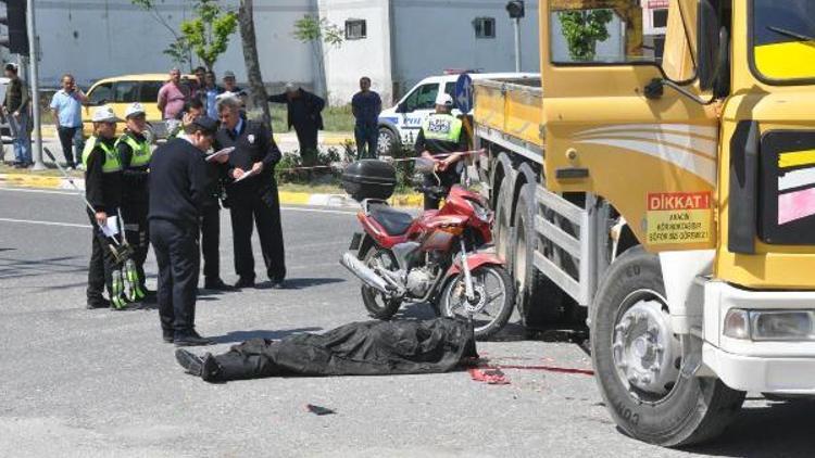 Kamyona çarpan motosikletli öldü