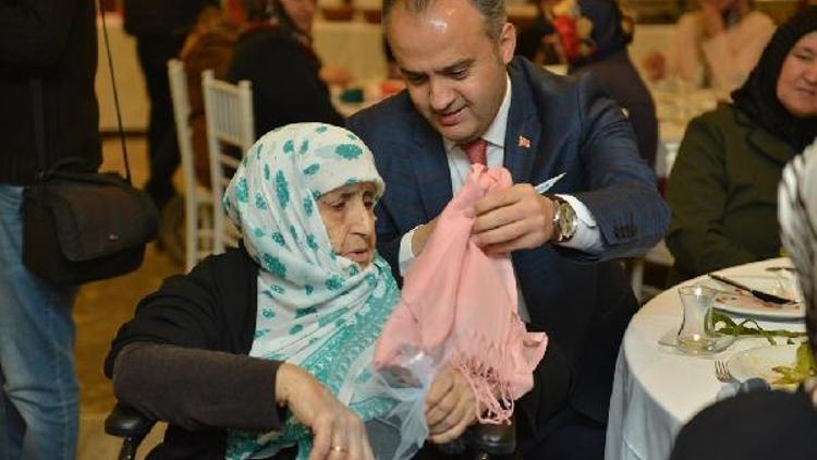 İnegöl Belediye Başkanı Aktaş, annesinin cenaze namazını kıldırdı