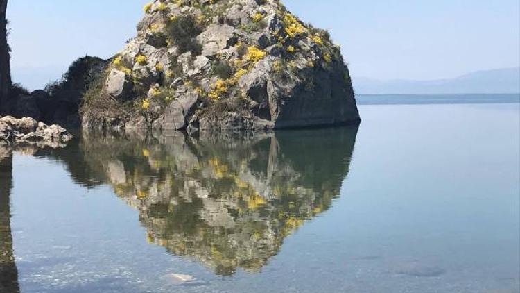 İznik Gölü’ne yansıyan kaya görüntüsü paylaşım rekoru kırıyor