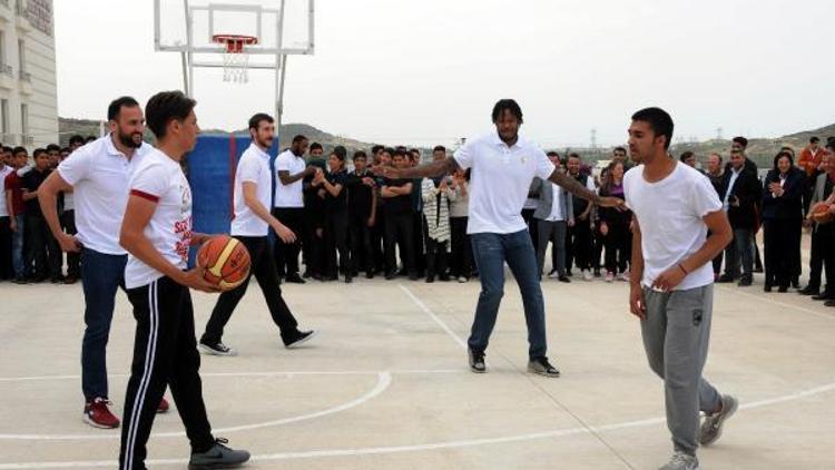 Gaziantep Basketbol takımı öğrencilerle buluştu