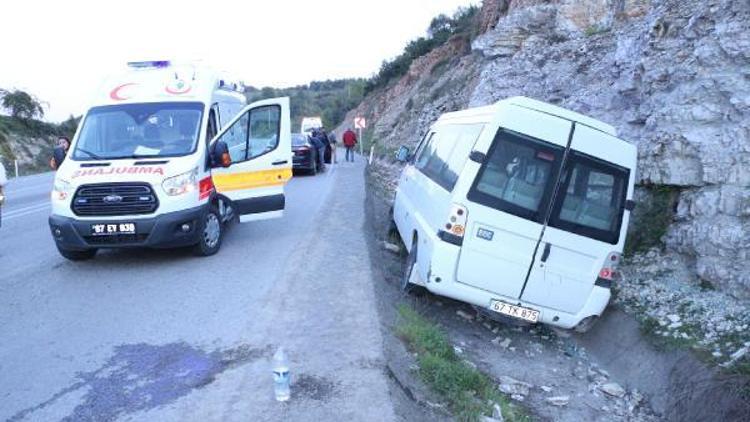 Zonguldakta işçi servisi kaza yaptı: 8 yaralı