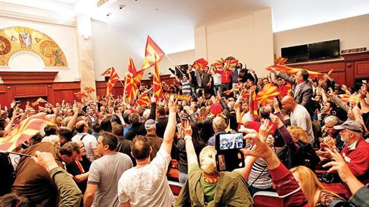 Makedonya’da  meclis basıldı