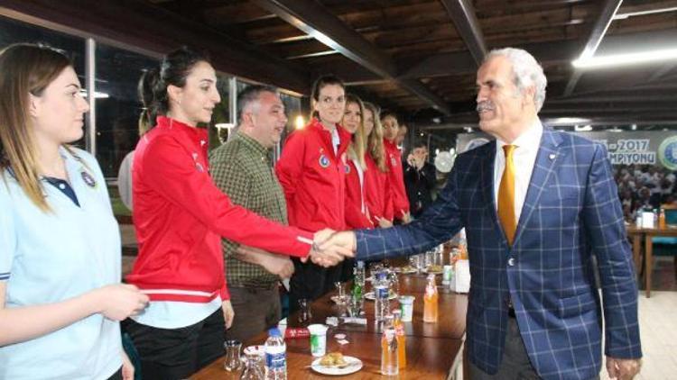 Bursa Büyükşehir Belediyesporlu voleybolculara şampiyonluk yemeği