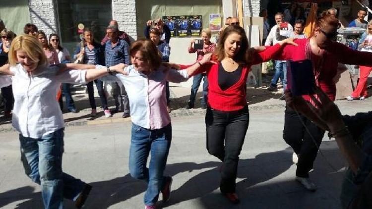 Ayvalıkı dansa kaldırdılar