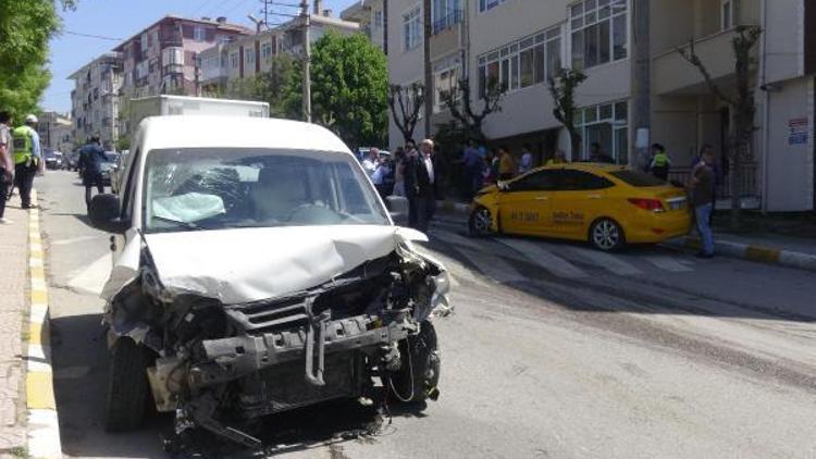 Hafif ticari araç ile taksi çarpıştı: 3 yaralı