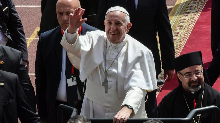 Papa kendisini dinleyenleri Esselamu Aleykum diyerek selamladı