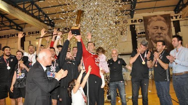 Şampiyon Beşiktaş Mogaz kupayı kaldırdı