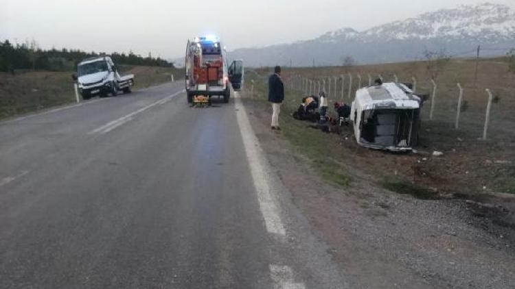 Konyada minibüs şarampole devrildi: 19 yaralı