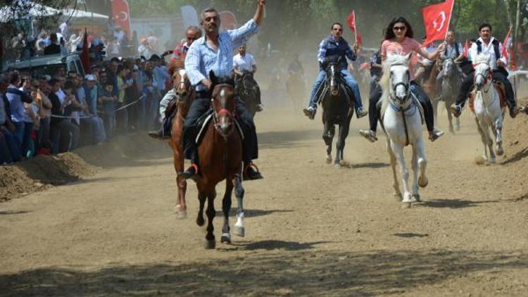 Rahvan at yarışları renkli görüntülere sahne oldu