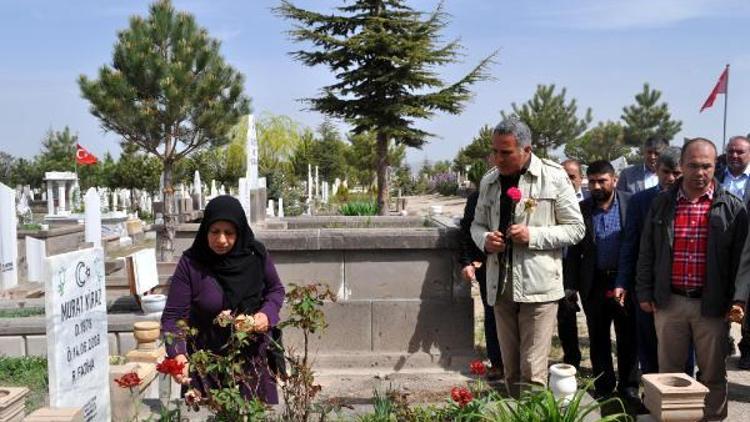 TÜMİŞten, iş kazasında ölen işçinin mezarına 1 Mayıs ziyareti