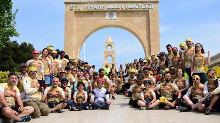 Çanakkale şehitleri için 250 kilometre pedal çevirdiler