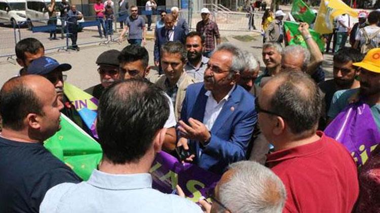 HDP’li vekil ile polis arasında ’pankart’ tartışması