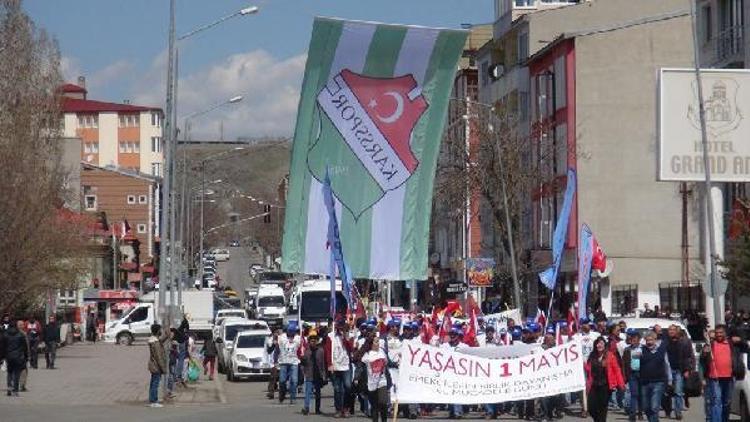 Polisin miting sofrası