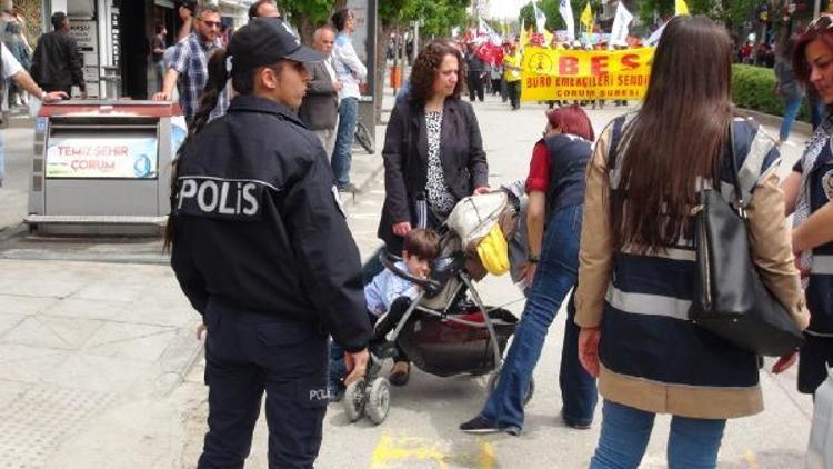 1 Mayıs kutlamalarında polis bebek arabalarını bile aradı