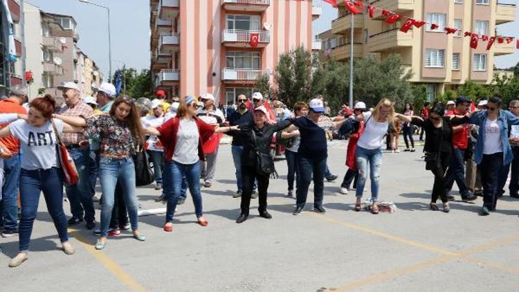 Balıkesirde alanda ve balkonda halaylı kutlama