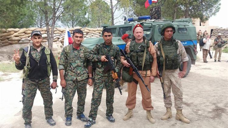 Rus askerleri YPGliler ile fotoğraf çektirdi... Yeni üs iddiası var...