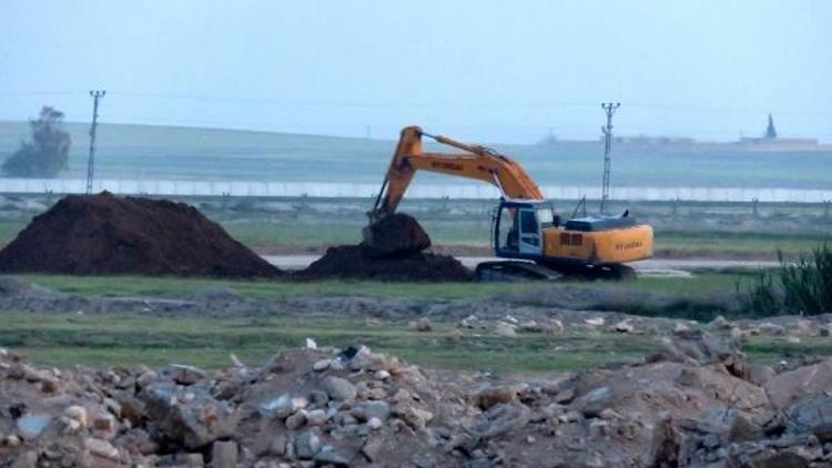 Suriye sınırında Türkiye mevzi, PYD hendek kazdı