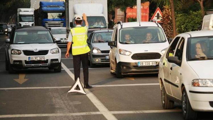 Beton mikserindeki beton yola döküldü, trafik kilitlendi