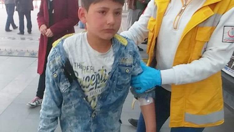 Mendil satan Suriyeli çocuk, kolundan bıçaklandı