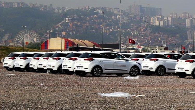 Otoparka çekilen onlarca otomobilin plakasındaki ortak ayrıntı