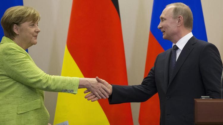 Putin ile Merkel görüştü: Yeni bir anlaşmaya ihtiyaç yok